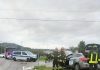 Fano, automobile fuori controllo abbatte un palo della luce e la segnaletica