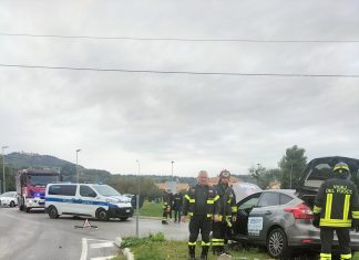 Fano, automobile fuori controllo abbatte un palo della luce e la segnaletica