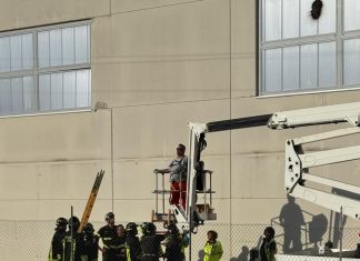 Operaio folgorato a un braccio da cavo elettrico sul cestello a diversi metri d’altezza