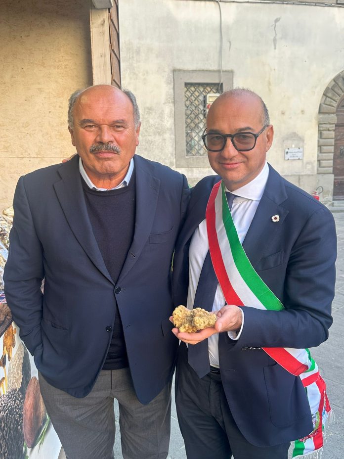 Oscar Farinetti con il sindaco Parri