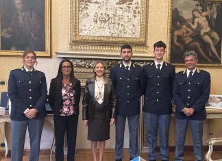 Il Prefetto omaggia gli agenti di polizia che hanno impedito un suicidio sul Ponte Urbino 2