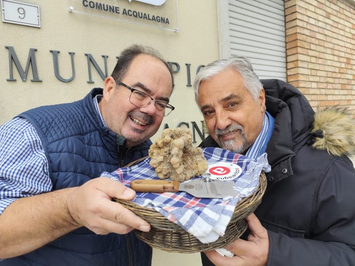 Giancarlo Marini con il sindaco Pier Luigi Grassi e la maxi trifola da 550 grammi