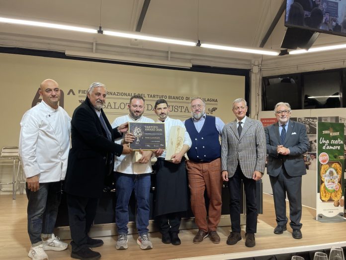 I due vincitori con il Sindaco Grassi e la Giuria