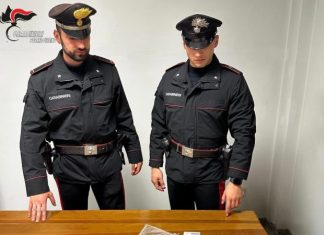 Sant’Angelo in Vado, arrestato 35enne. In auto con 4.500 euro in contanti e in casa con la droga nascosta in un calzino