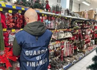 Nel Pesarese sequestrati 110mila addobbi natalizi non conformi a standard di sicurezza. Controlli della Finanza di Pesaro, Fano e Urbino