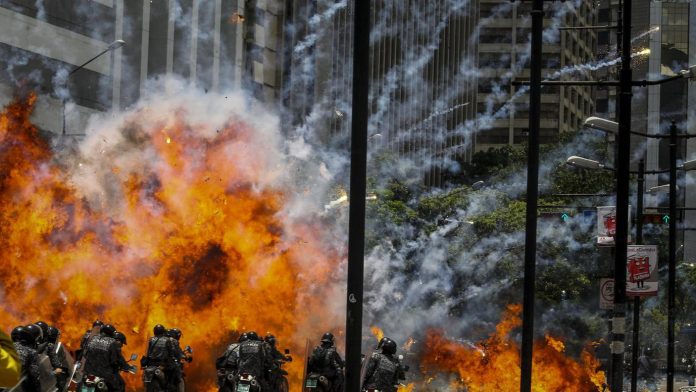 204503-3g26cz-Diversi-agenti-sono-rimasti-feriti-da-unesplosione-a-Caracas