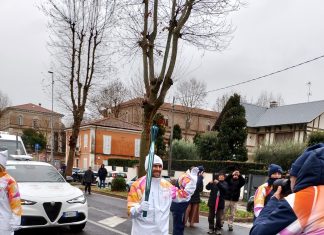 Fano: passano i tedofori con la fiamma olimpica, una folla a salutarli