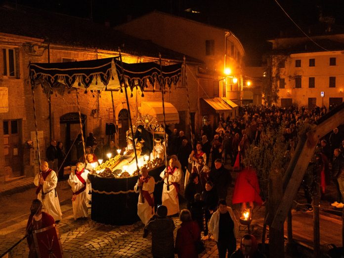 Processione del Cristo Morto - piazza con cataletto