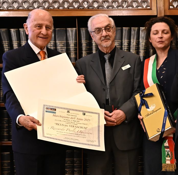 L'ambasciatore Girelli premia Riccardo Uguccioni CESMA 21_05_2026