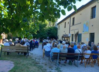 In tanti per la presentazione del libro di Luciano Poggiani e Virgilio Dionisi sul mare e la costa di Fano e dintorni