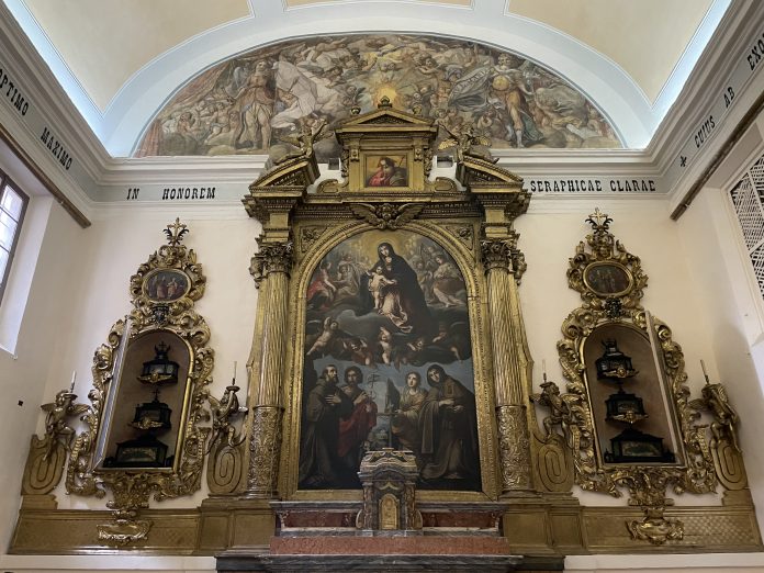 L'interno della chiesa di Santa Chiara