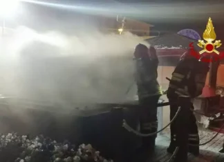 Incendio in uno stabilimento balneare di Fano, gravi danni