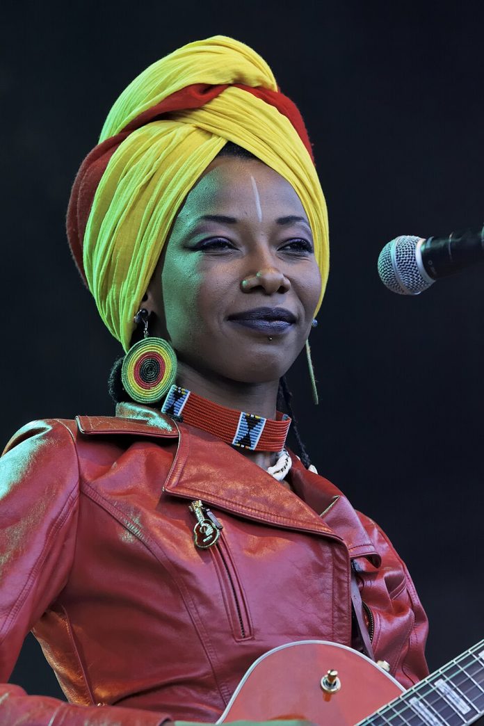 Fatoumata_Diawara_-_Festival_du_Bout_du_Monde_2012_-_016