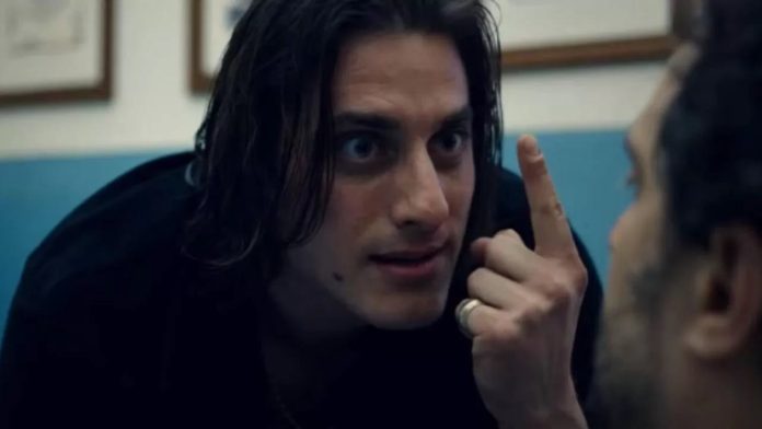 Luca Marinelli in Lo chiamavano Jeeg Robot