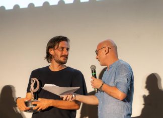 Bagno di folla a Fano per Luca Marinelli; l’attore riceve il Premio CineFortunae