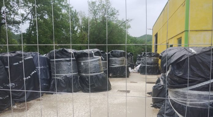 Sacchi di plasticabbandontati