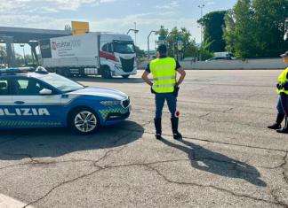 Fano, la polizia stradale blocca ricercato in A14. Viaggiava senza patente e senza assicurazione auto