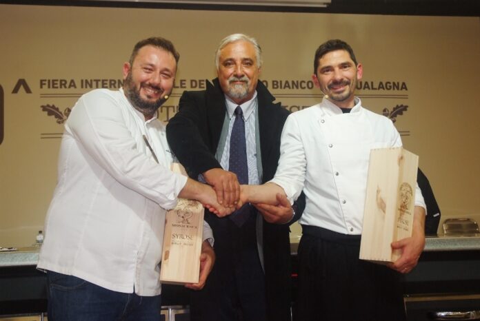 Il sindaco Pier Luigi Grassi con gli chef Carleo (Alba) e Renga (Acqualagna)