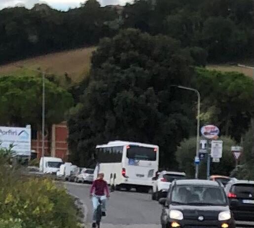 Comitato Ciclovia del Metauro: “Chi si muove in bicicletta lungo la via Flaminia rischia la vita! Eppure, a poca distanza c’è l’ex ferrovia…”