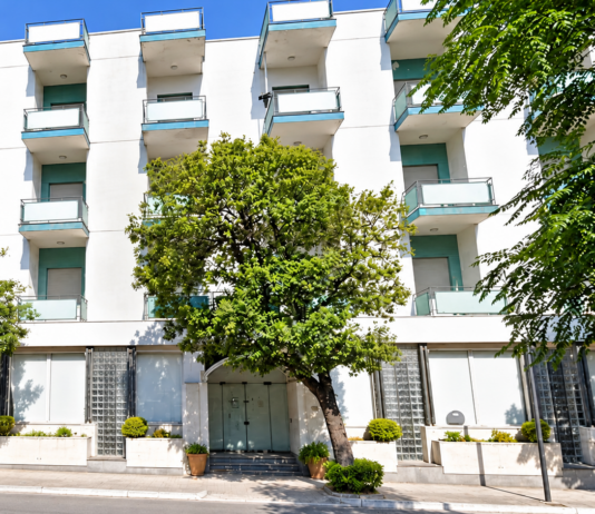 Fano, Hotel Europa: appartamenti di lusso mentre cresce l’emergenza casa, quale idea di città?