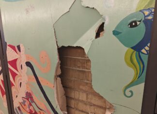 Lido di Fano, 13 pannelli distrutti nel sottopasso e vandali impunti. Pd Centro-Mare: “Telecamere e vigile di quartiere assente la sera”